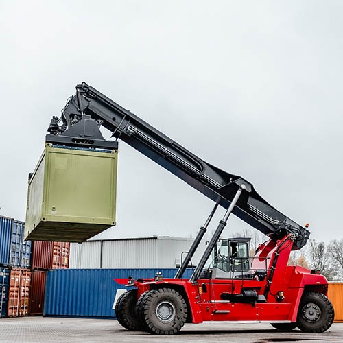 Understanding the Key Features and Functions of Reach Stacker Trucks biomeso